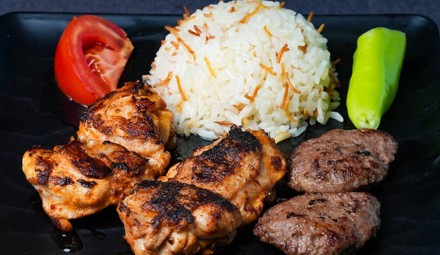Yemekli turda masaya servis edilmiş ana yemek
