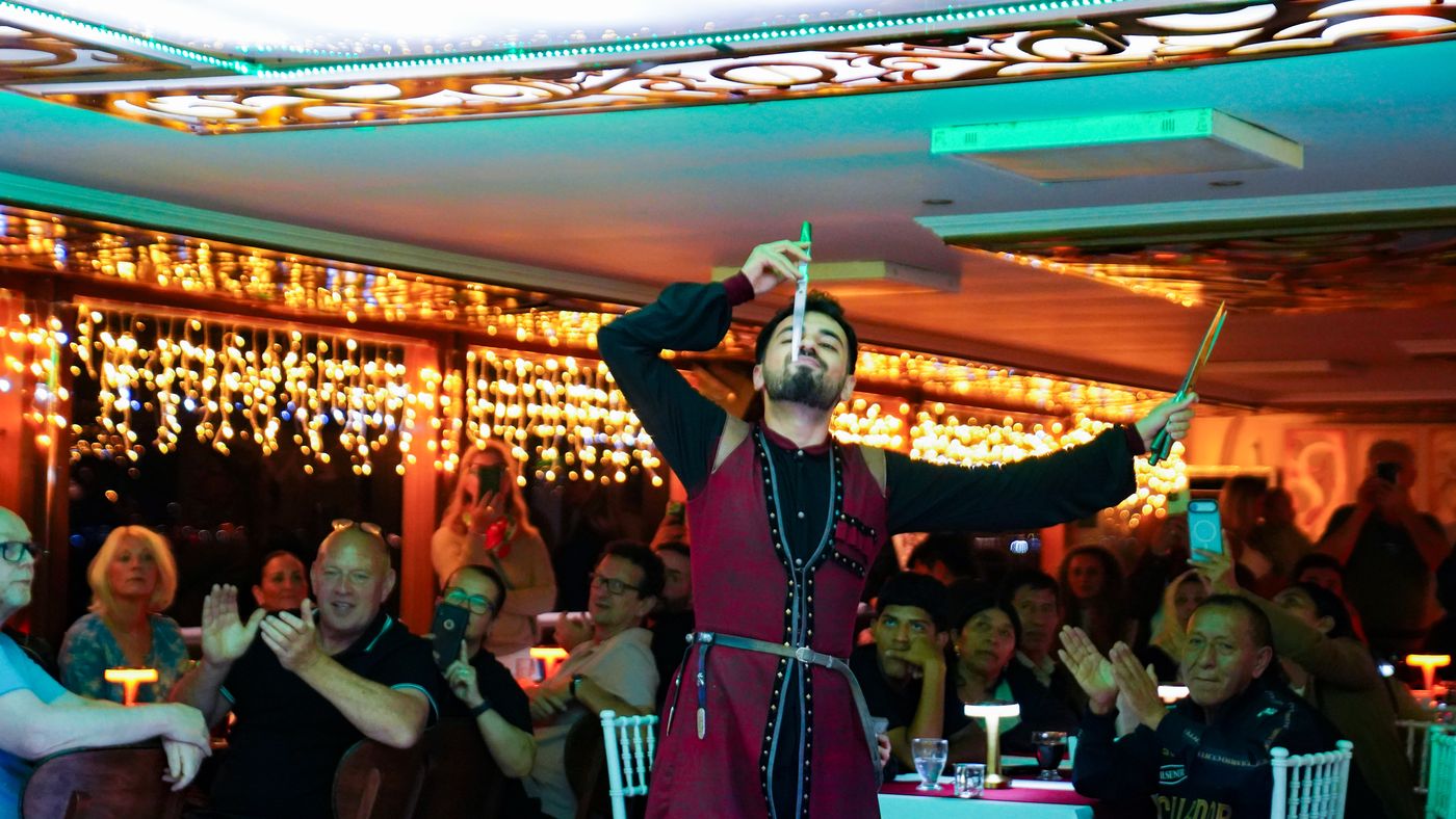 Guests clap along as the soloist performs