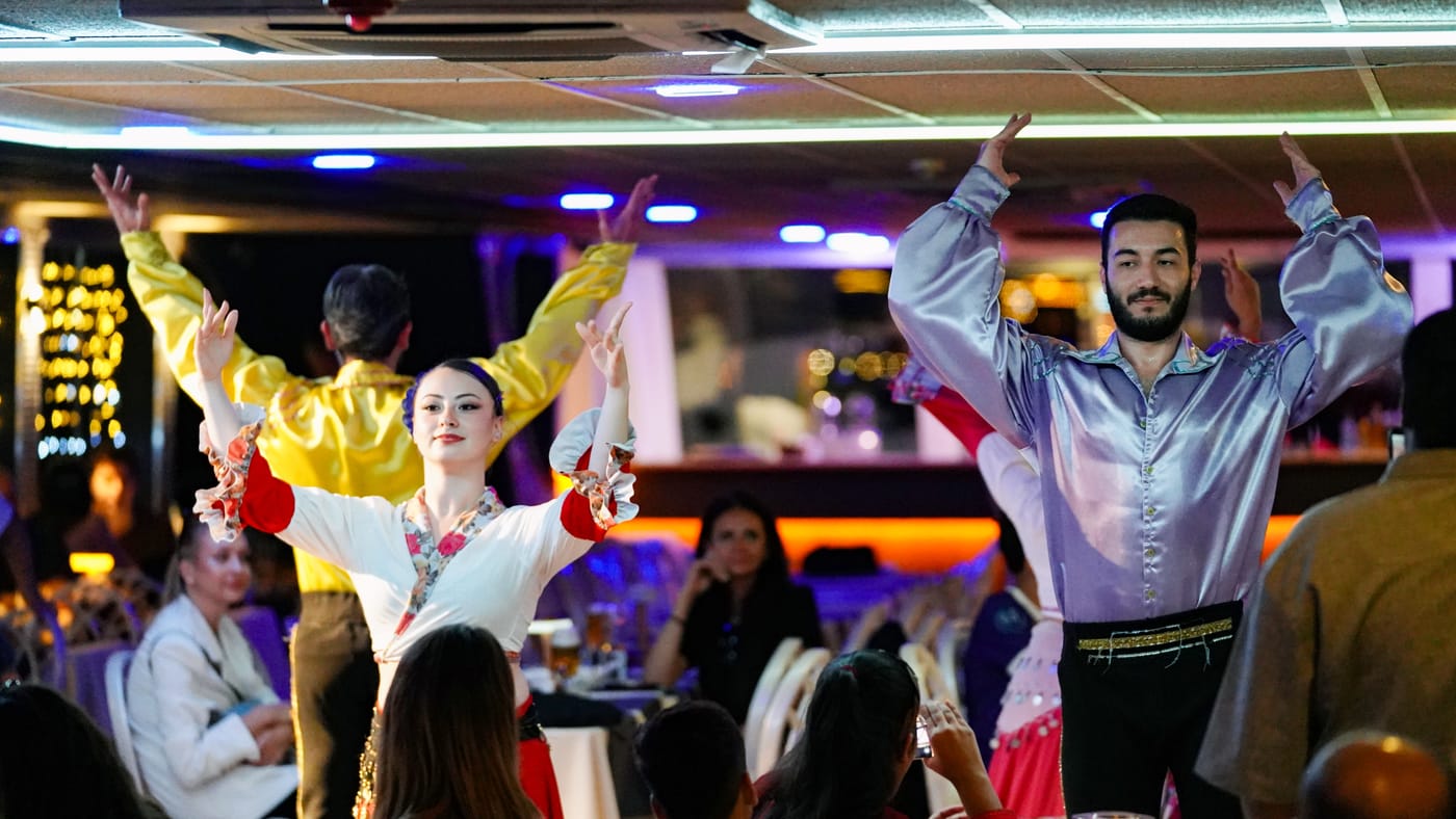 Arms wide, the soloist greets the salon
