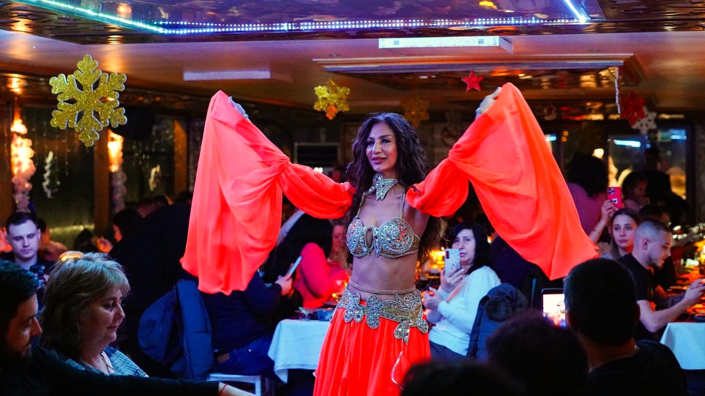 Belly dance, the night's peak