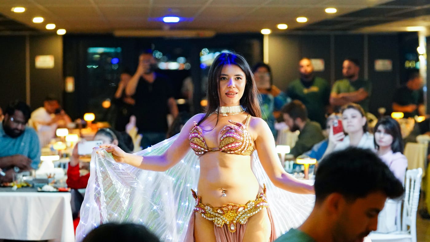 Belly dance, the night's peak