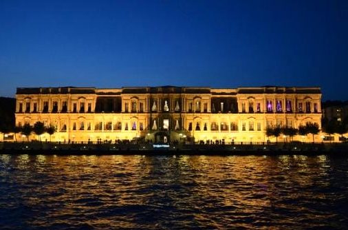 Palác Çırağan od vody
