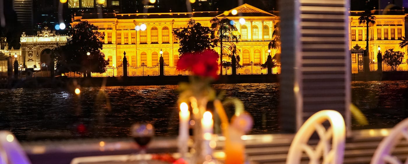 Boğaz'dan görünen Dolmabahçe Sarayı